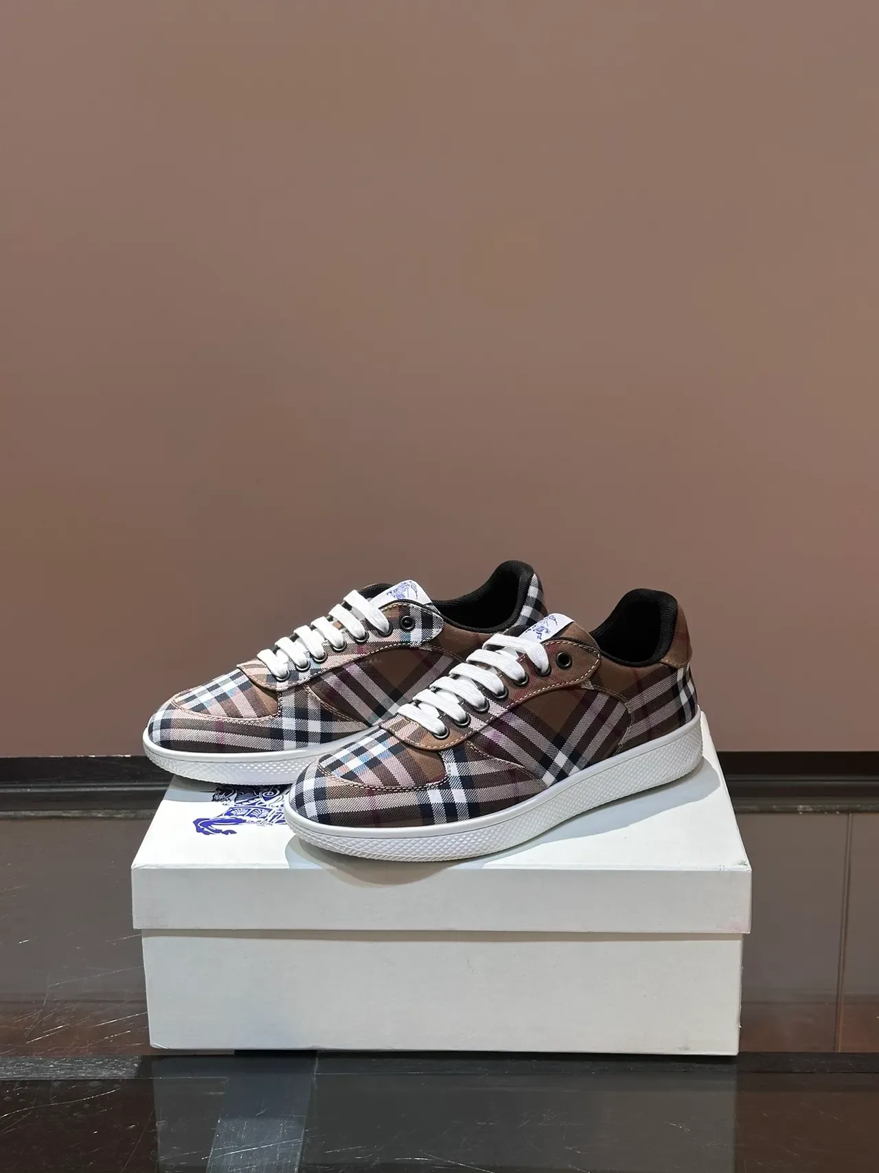 Burberry Chaussures Lifestyle Marron Blanc Motif à Carreaux Partie Supérieure Silhouette à Lacets Bas 5
