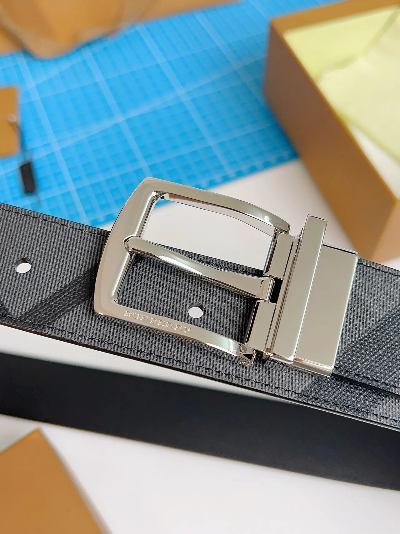 Burberry Knight charbon House Check ceinture en cuir 4