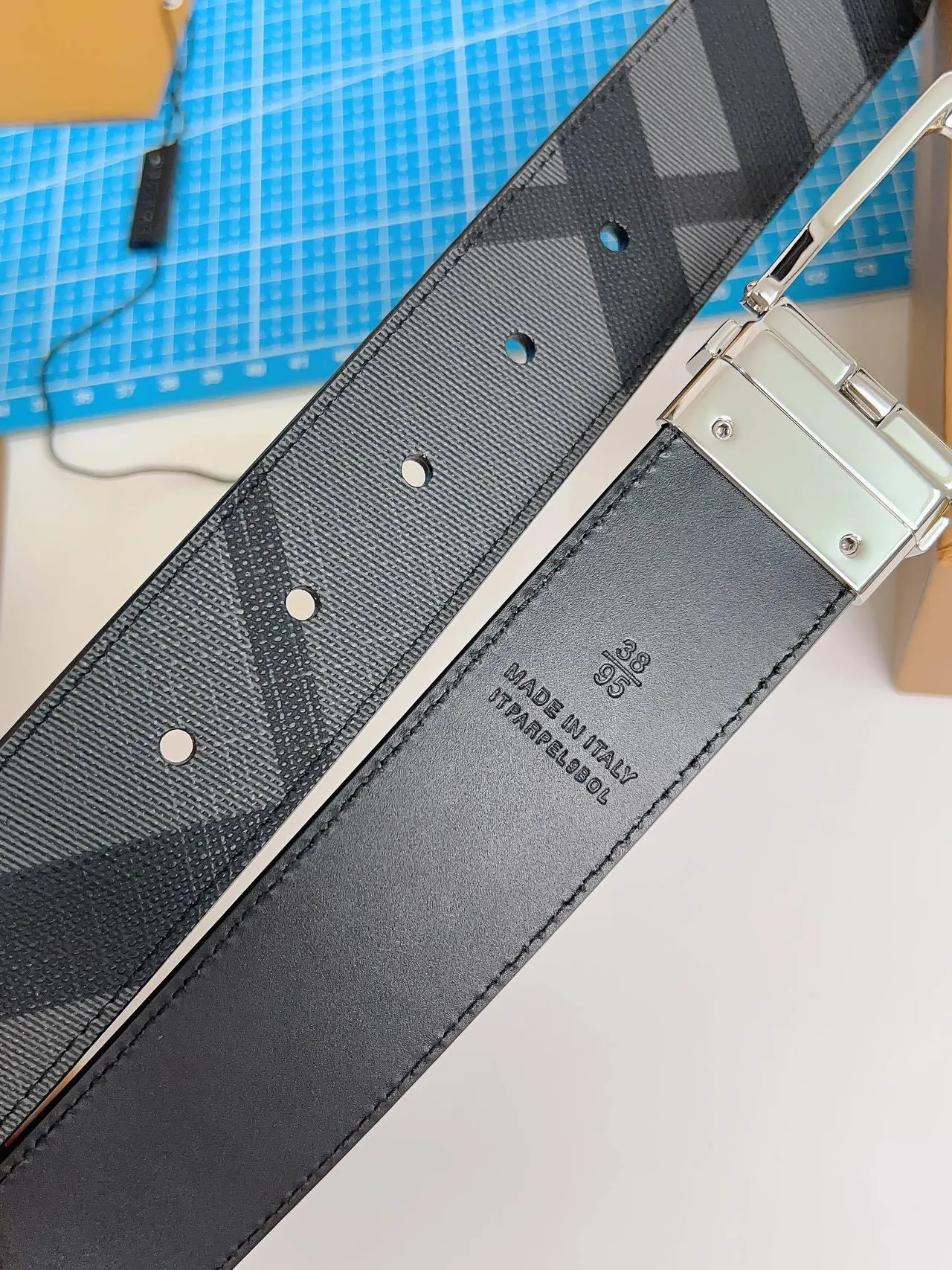 Burberry Knight charbon House Check ceinture en cuir 6