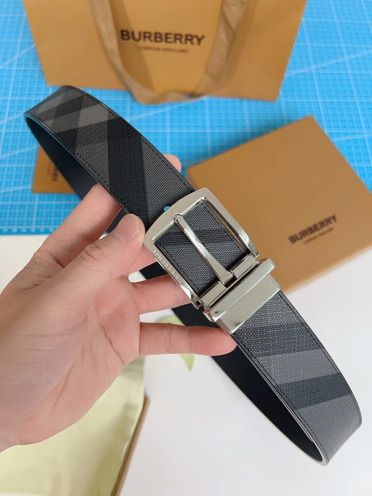Burberry Knight charbon House Check ceinture en cuir 8