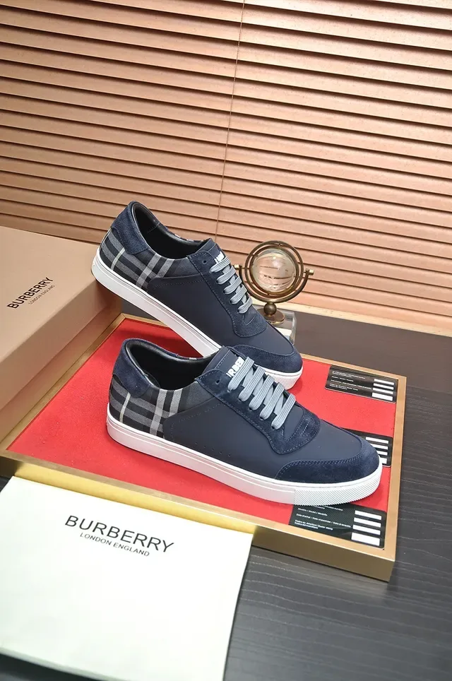 Burberry Baskets Lifestyle Daim et House Check Navy 3