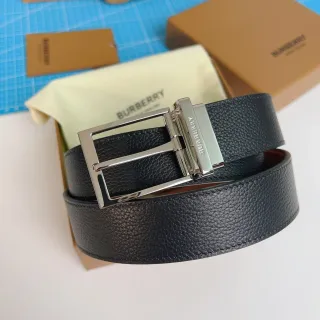 Burberry উল্টানো বাকেল কালো পেবল্ড চামড়া বেল্ট