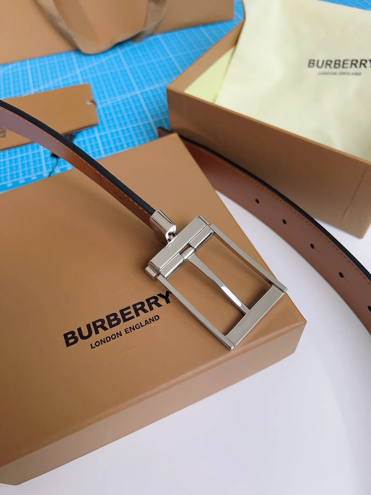 Burberry Boucle réversible Ceinture en cuir noir grainé 2