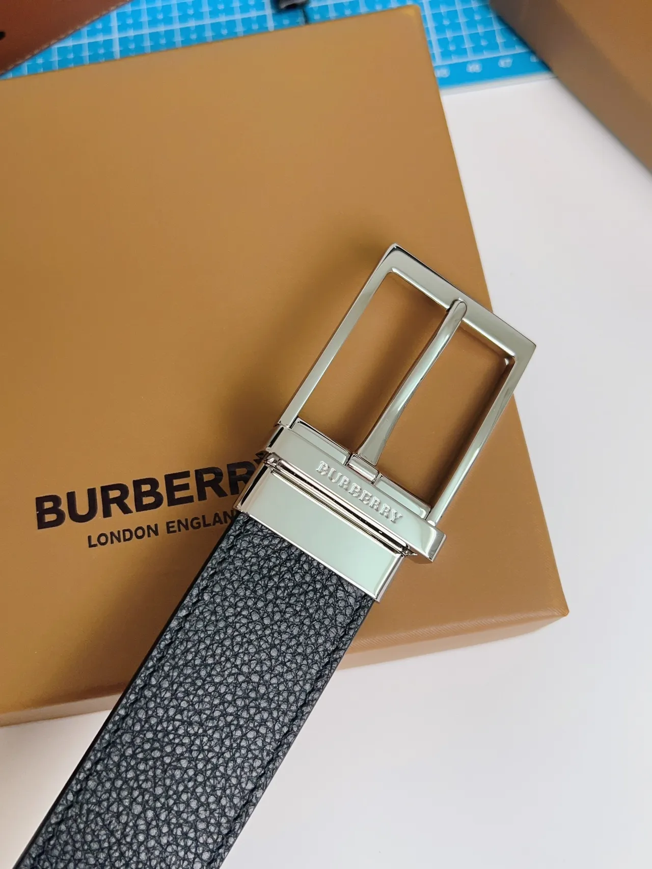 Burberry Boucle réversible Ceinture en cuir noir grainé 5