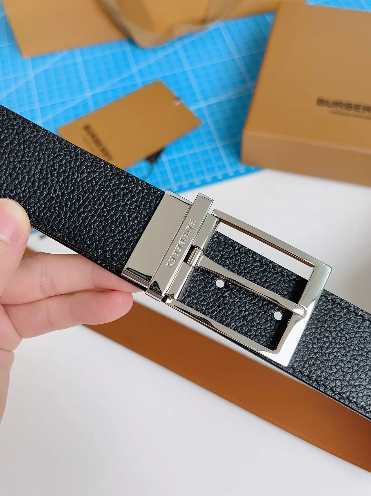 Burberry Boucle réversible Ceinture en cuir noir grainé 6