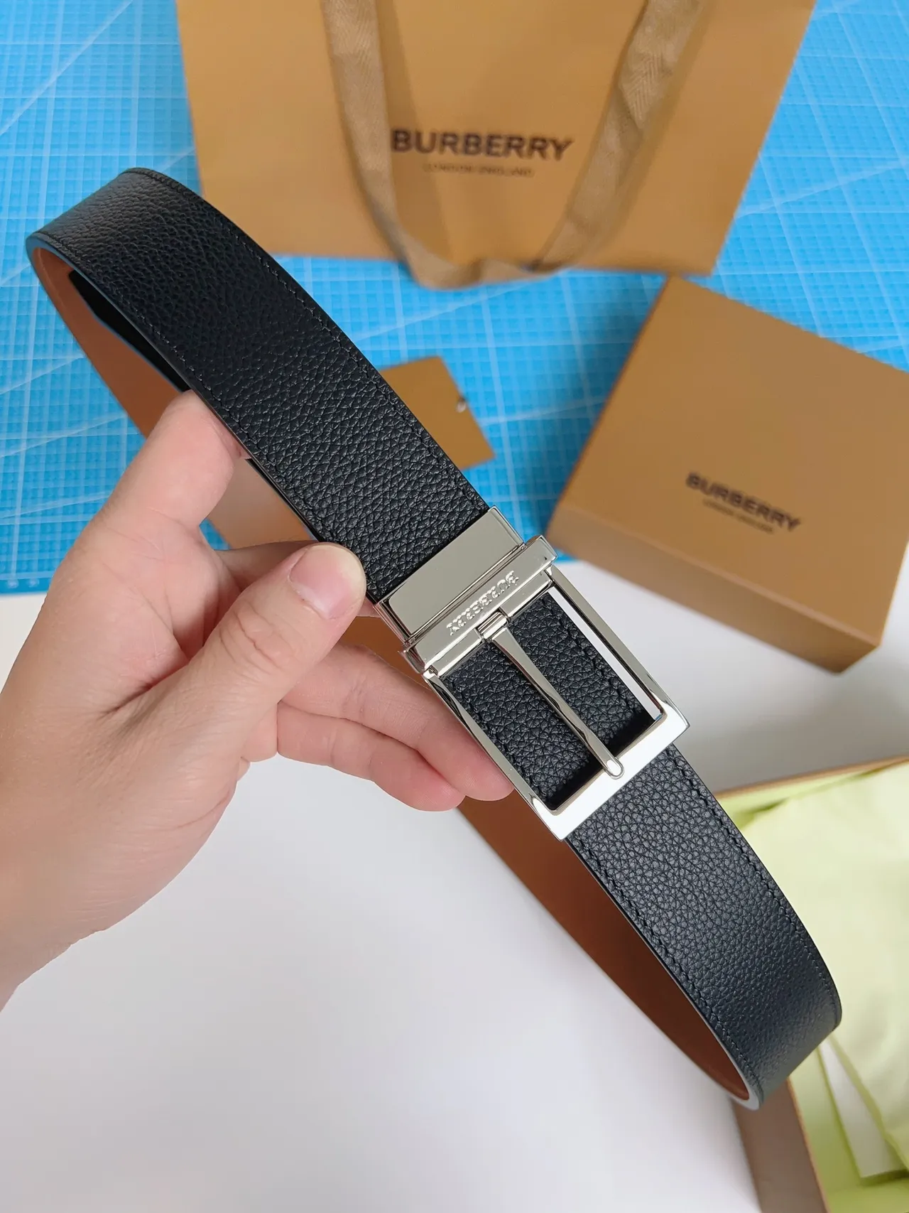 Burberry Boucle réversible Ceinture en cuir noir grainé 7