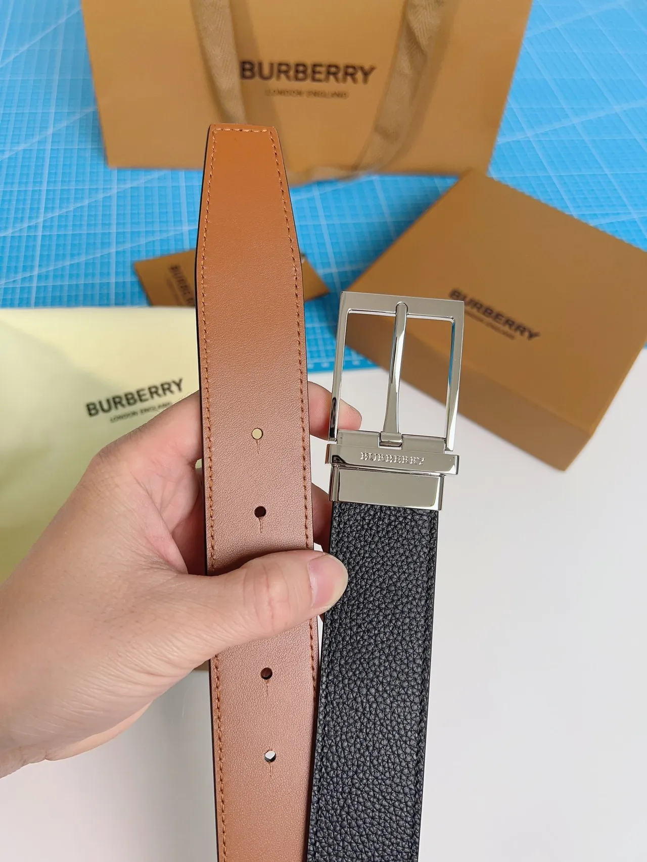 Burberry Boucle réversible Ceinture en cuir noir grainé 8