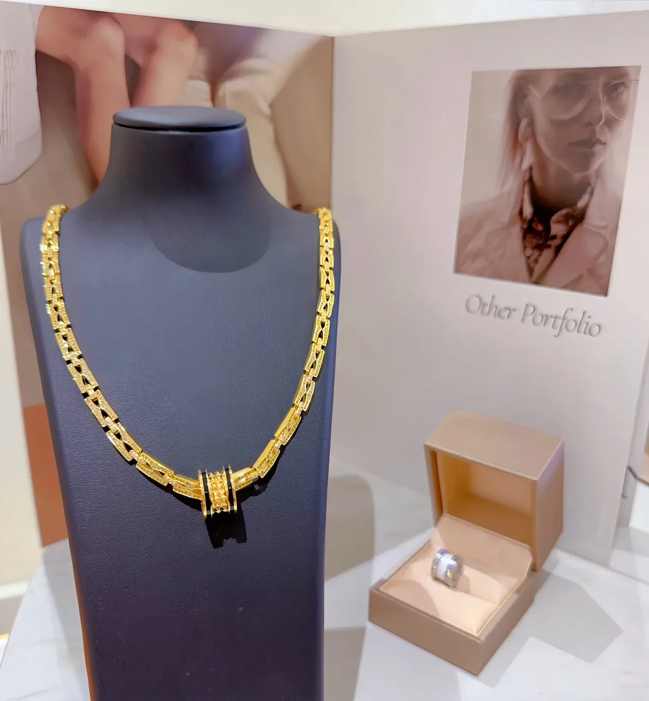 Bvlgari B.zero1 Or Noir Chaîne Pavé-Set Motif Double-Bande Rotative Collier 8