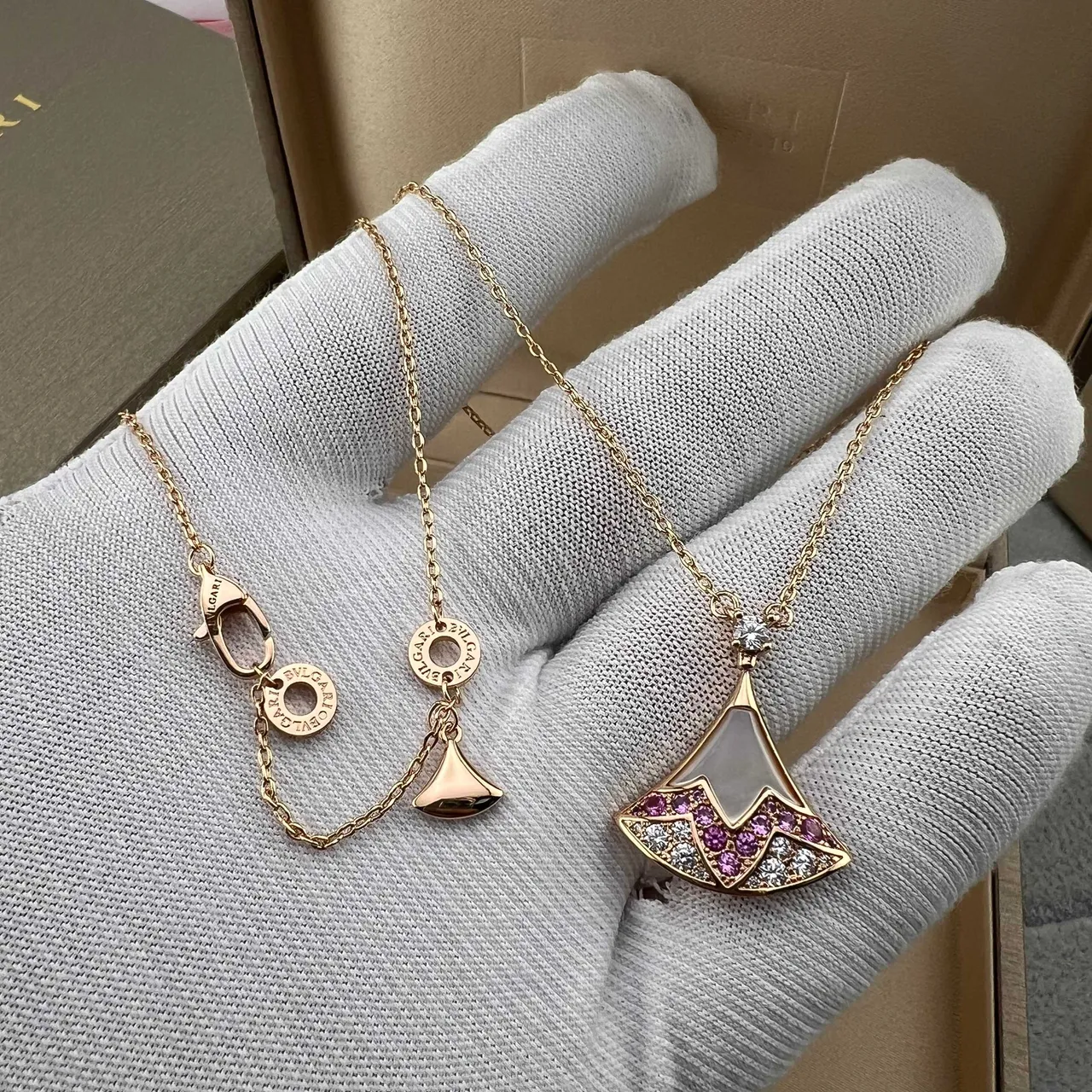 Bvlgari Divas’ Dream ذهب وردي مروحة الشكل معلق مرصع أحجار كريمة قلادة 2