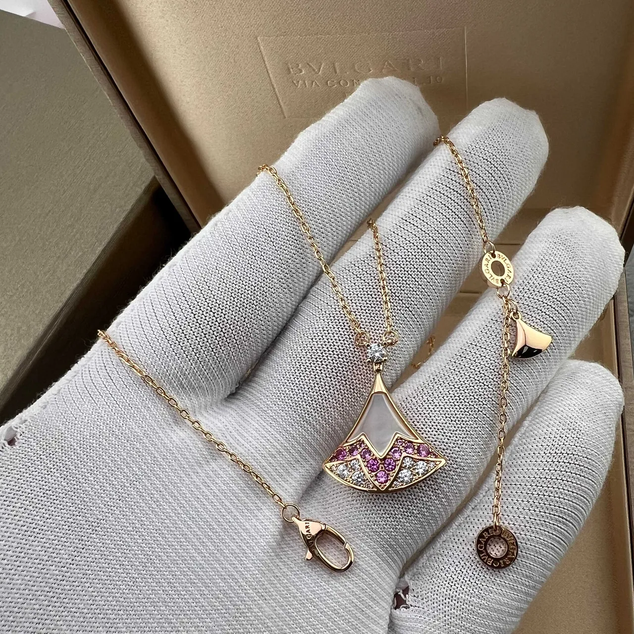 Bvlgari Divas’ Dream ذهب وردي مروحة الشكل معلق مرصع أحجار كريمة قلادة 3