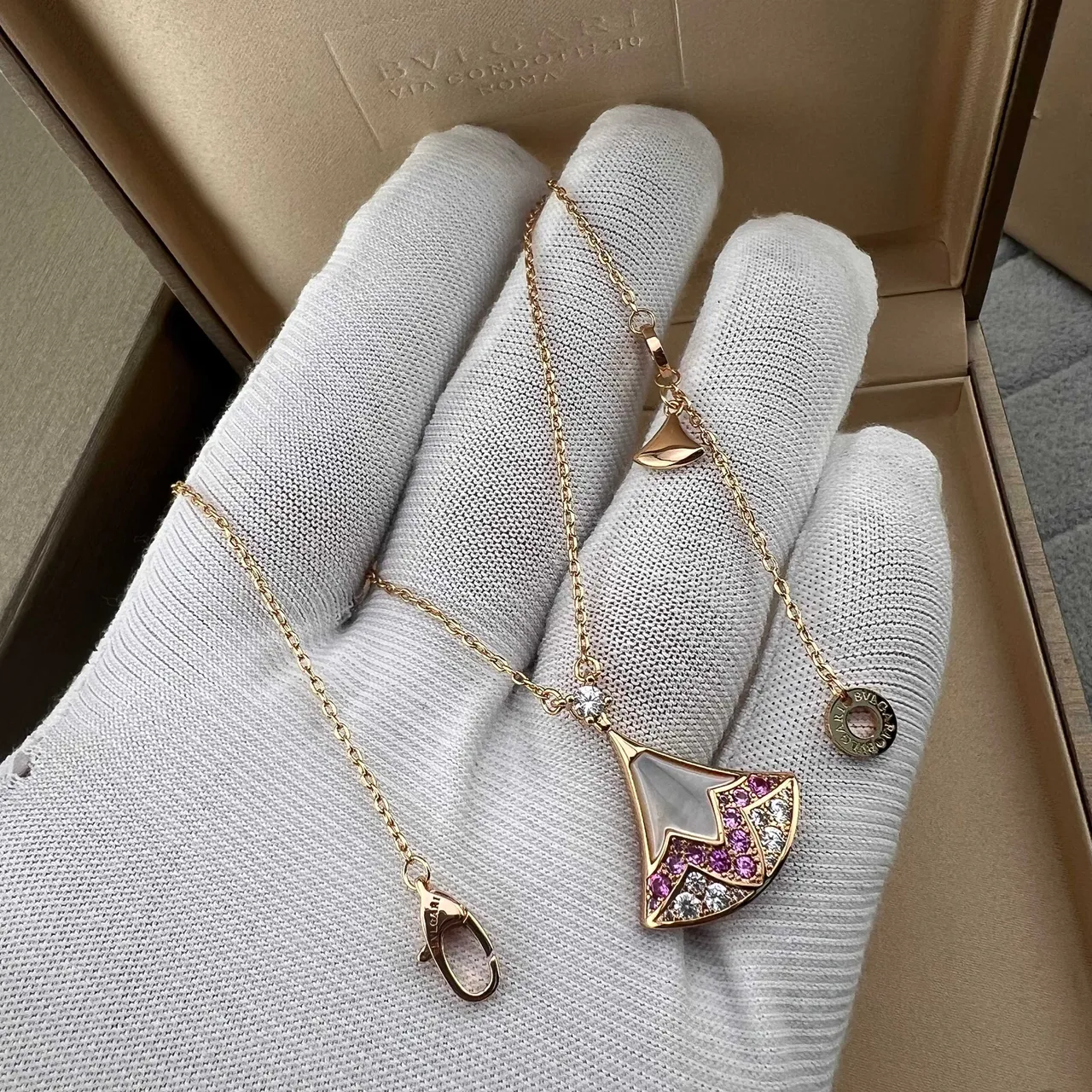 Bvlgari Divas’ Dream ذهب وردي مروحة الشكل معلق مرصع أحجار كريمة قلادة 4