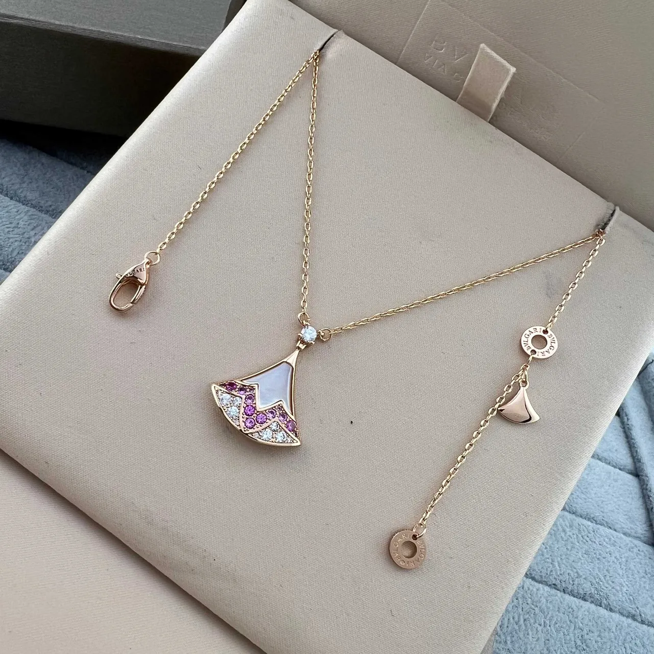 Bvlgari Divas’ Dream ذهب وردي مروحة الشكل معلق مرصع أحجار كريمة قلادة 5