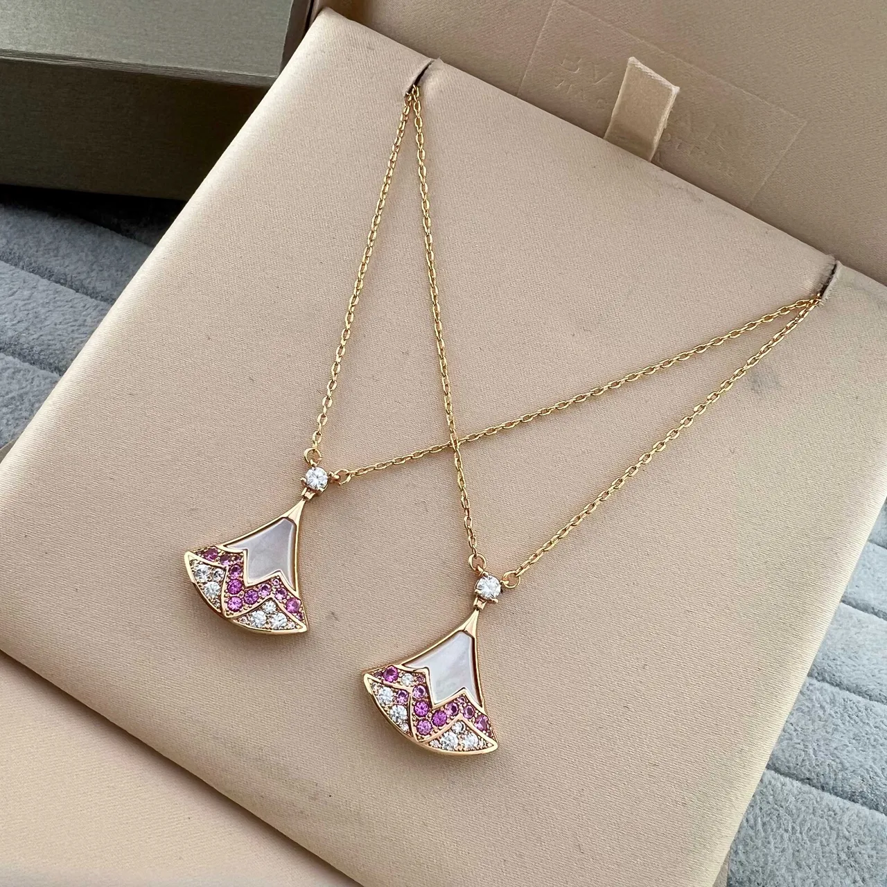 Bvlgari Divas’ Dream ذهب وردي مروحة الشكل معلق مرصع أحجار كريمة قلادة 6
