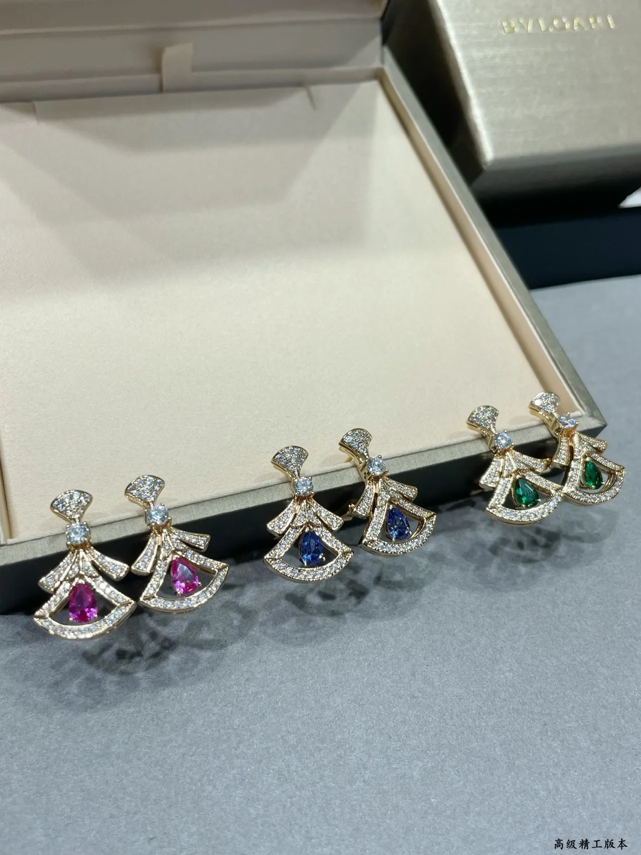 Bvlgari Boucles d'oreilles en or bleu motif en forme d'éventail pierre taillée poire gemme 3
