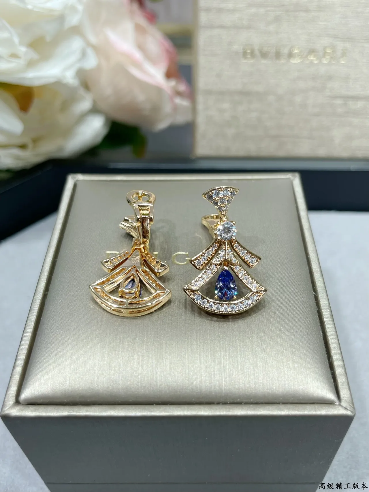 Bvlgari Boucles d'oreilles en or bleu motif en forme d'éventail pierre taillée poire gemme 5