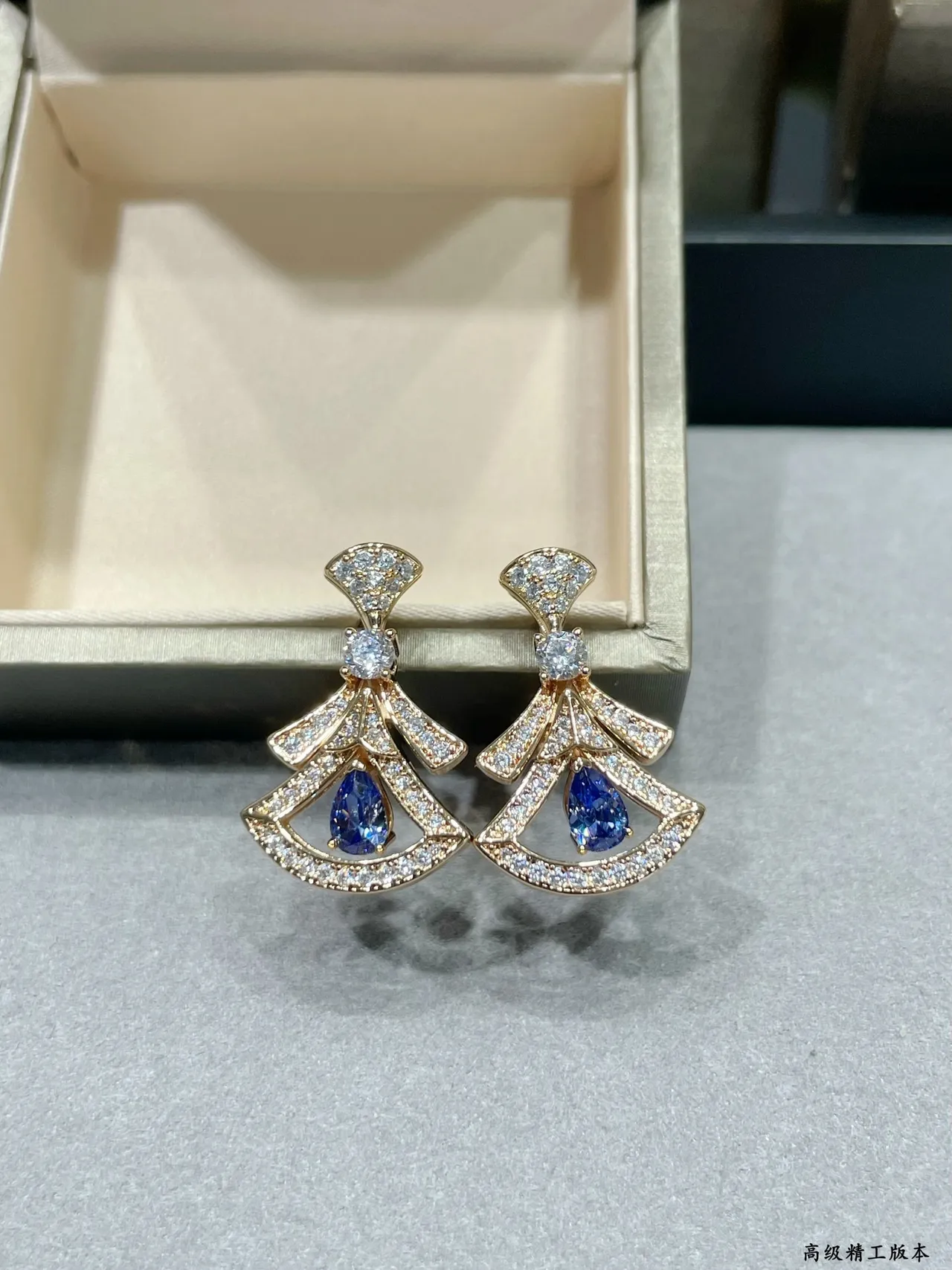 Bvlgari Boucles d'oreilles en or bleu motif en forme d'éventail pierre taillée poire gemme 6