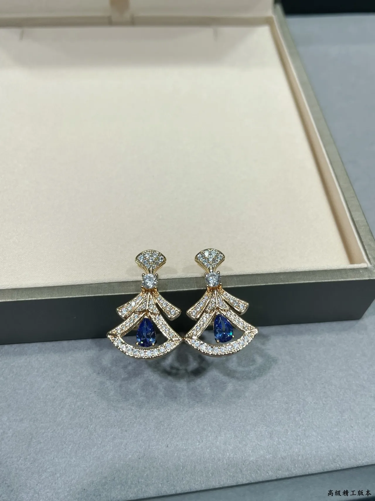 Bvlgari Boucles d'oreilles en or bleu motif en forme d'éventail pierre taillée poire gemme 7