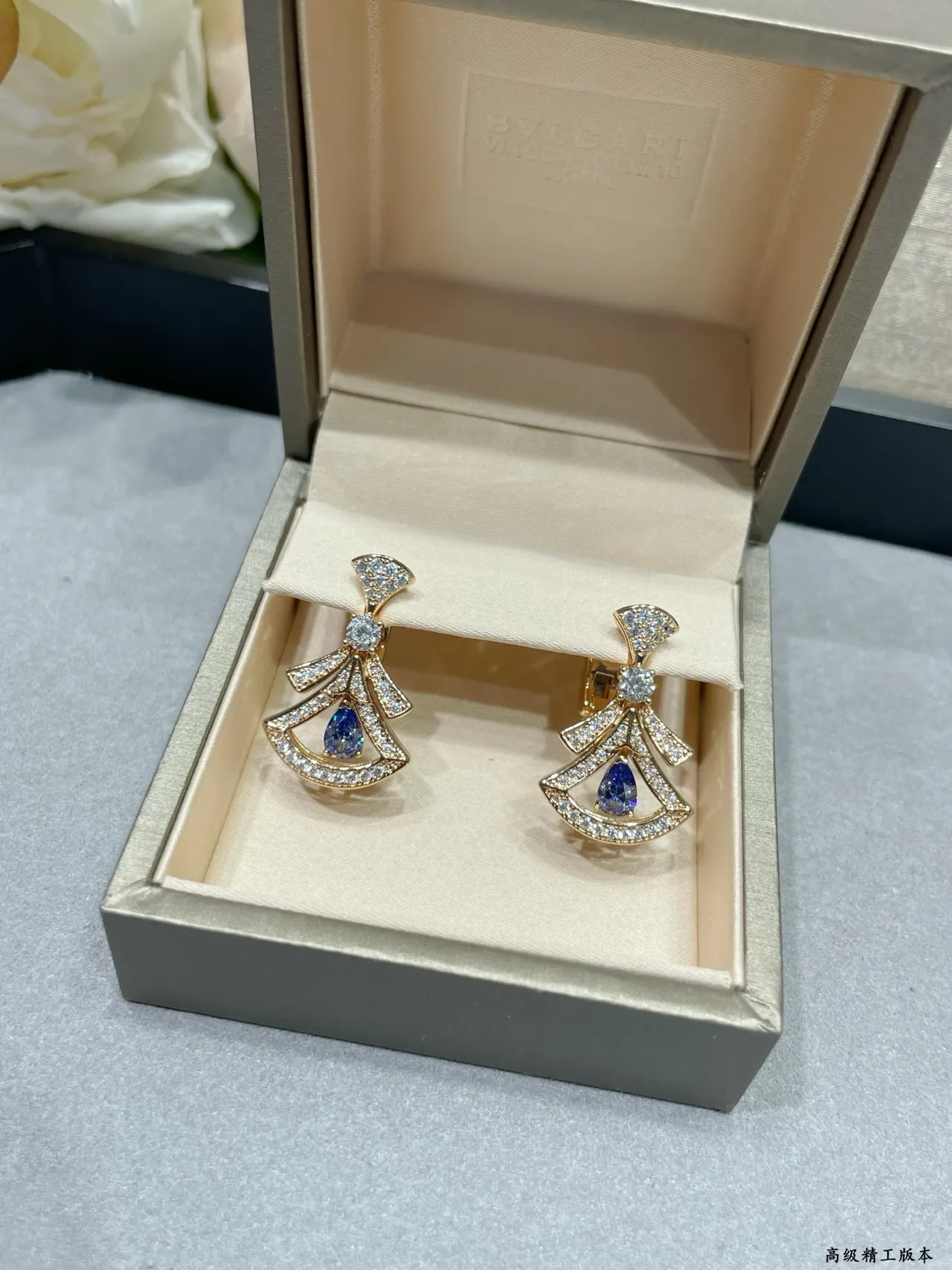 Bvlgari Boucles d'oreilles en or bleu motif en forme d'éventail pierre taillée poire gemme 8