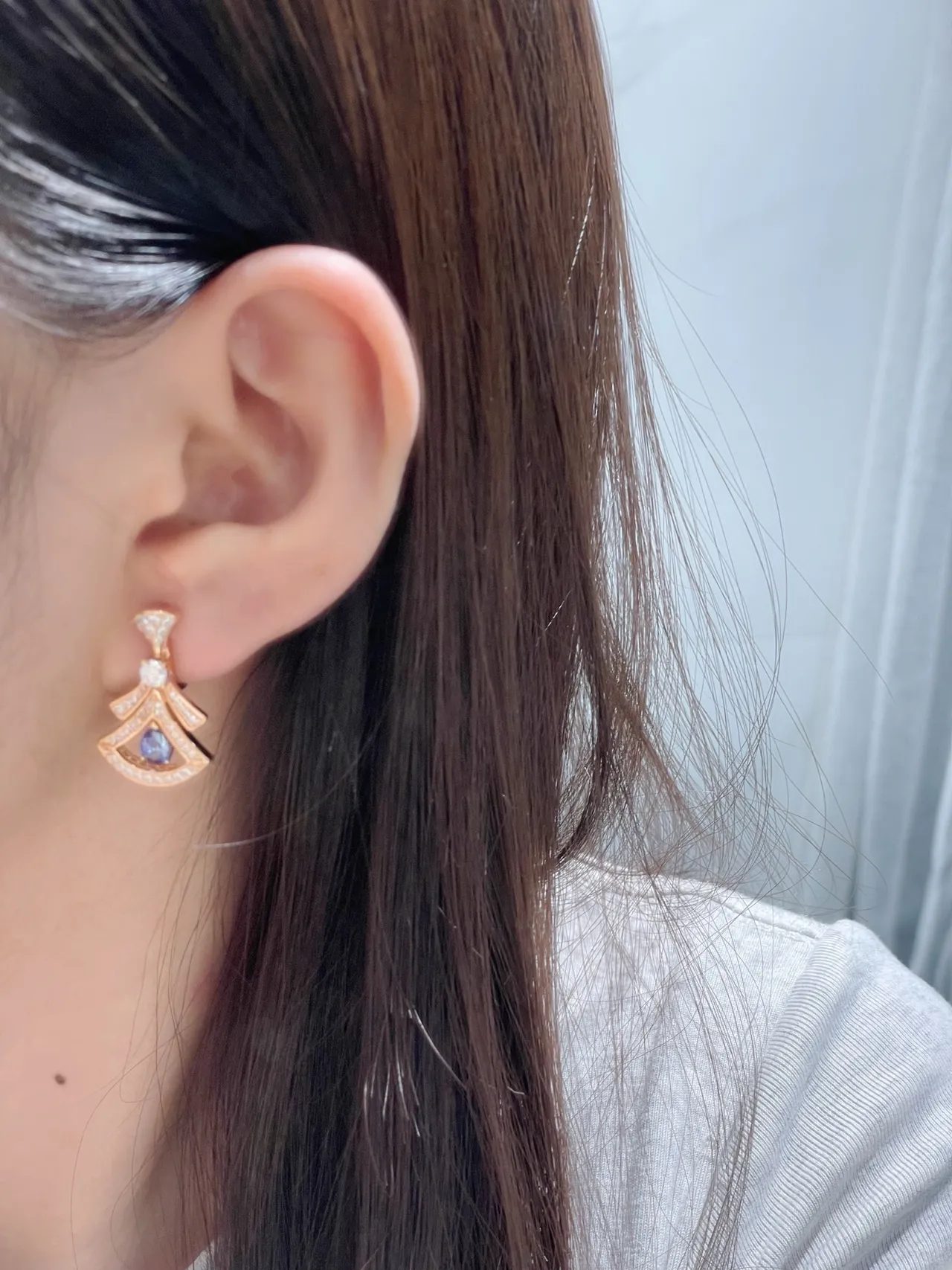 Bvlgari Boucles d'oreilles en or bleu motif en forme d'éventail pierre taillée poire gemme 9