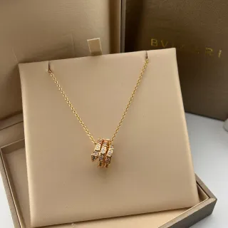 Bvlgari সোনার প্যাভে ডায়মন্ড থ্রি-বার পেন্ড্যান্ট নেকলেস