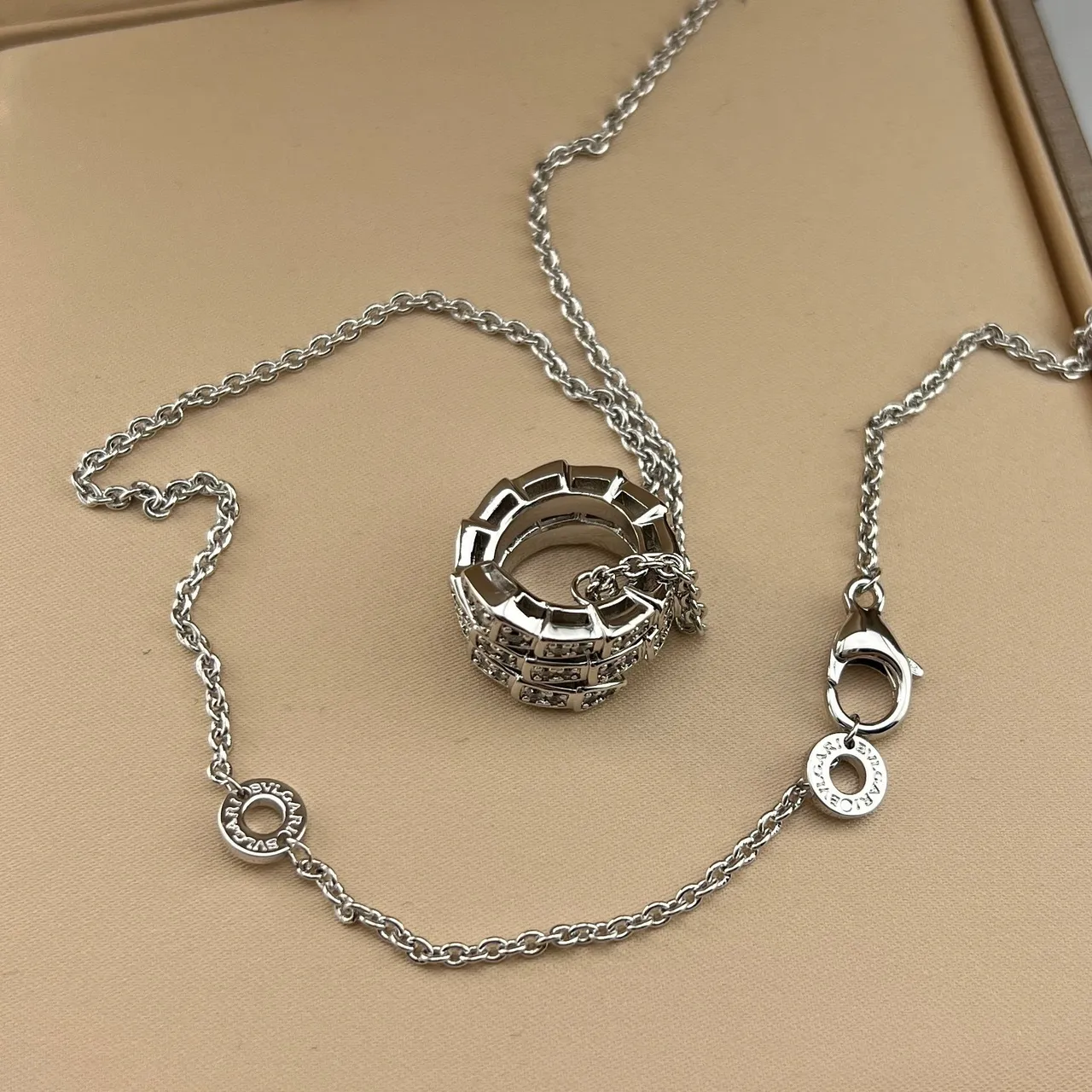 Bvlgari Collier pendentif à trois barres diamants pavé en or 2