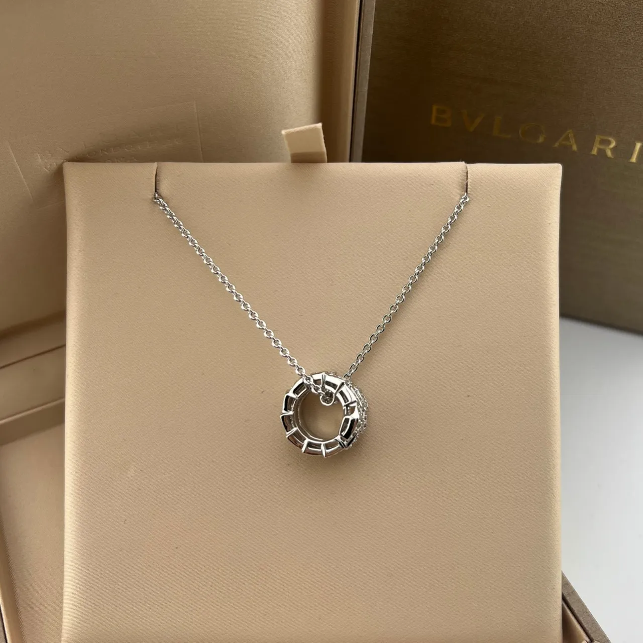 Bvlgari Collier pendentif à trois barres diamants pavé en or 3