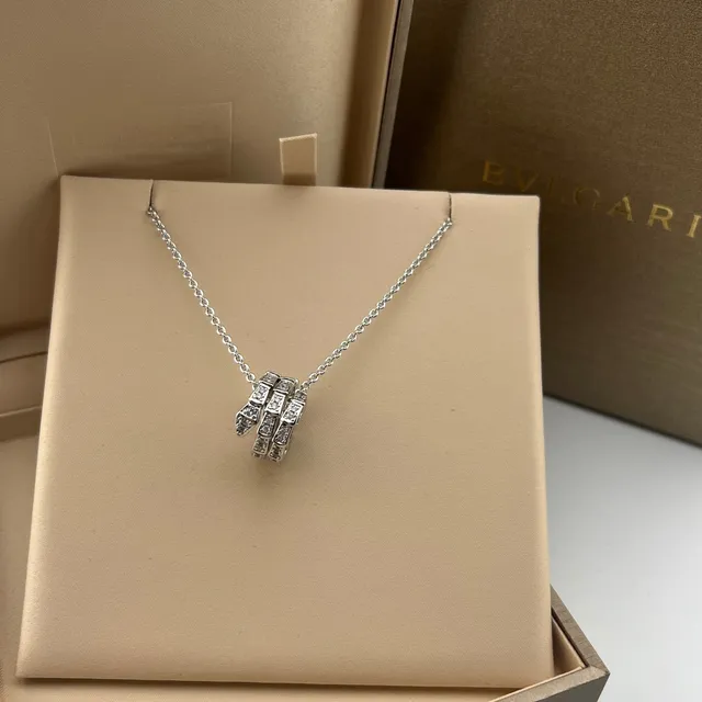 Bvlgari Collier pendentif à trois barres diamants pavé en or 4
