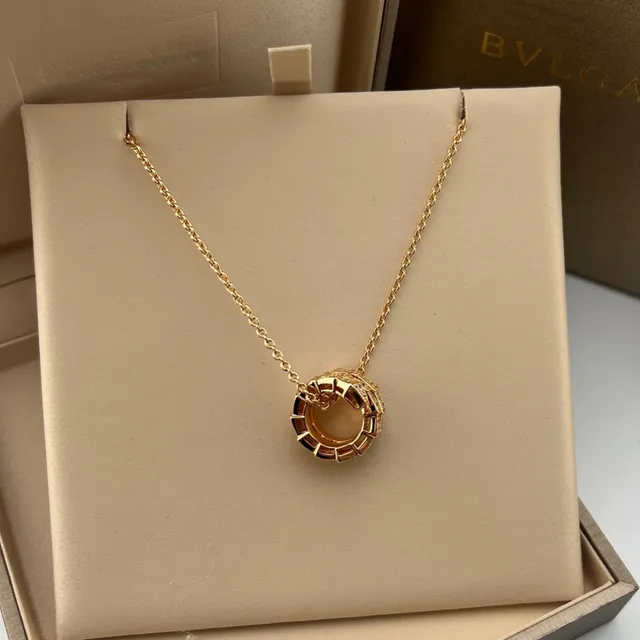 Bvlgari Collier pendentif à trois barres diamants pavé en or 5