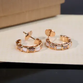 Bvlgari सोने की लालची सफेद ज्यामितीय विभाजित हूप मदर ऑफ पर्ल इनले ईयरिंग्स