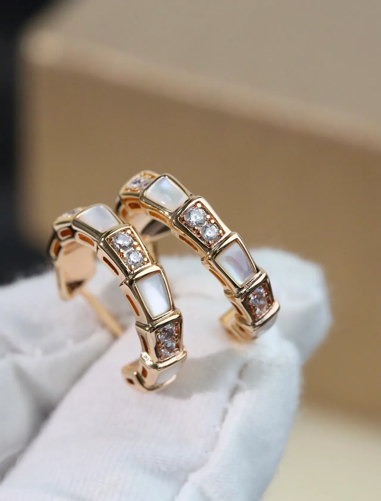 Bvlgari Boucles d'Oreilles Dorées Blanches Géométriques Segmentées à Inlay de Mère-de-Perle 2