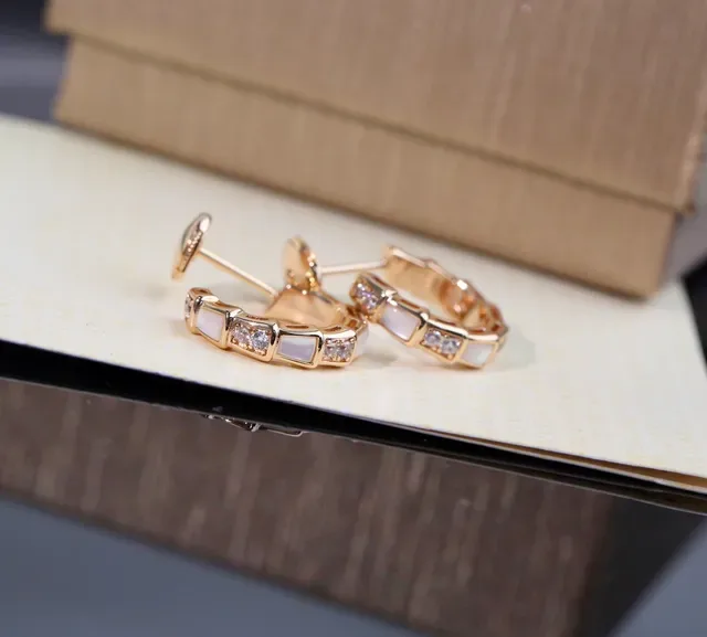 Bvlgari Boucles d'Oreilles Dorées Blanches Géométriques Segmentées à Inlay de Mère-de-Perle 3
