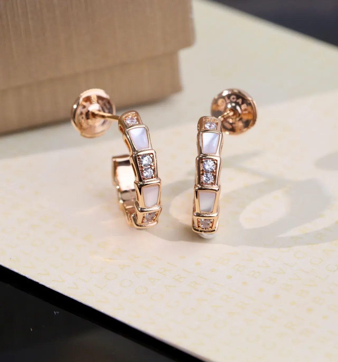 Bvlgari Boucles d'Oreilles Dorées Blanches Géométriques Segmentées à Inlay de Mère-de-Perle 4