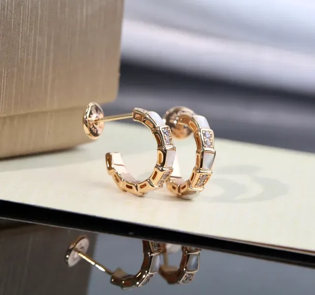 Bvlgari Boucles d'Oreilles Dorées Blanches Géométriques Segmentées à Inlay de Mère-de-Perle 5