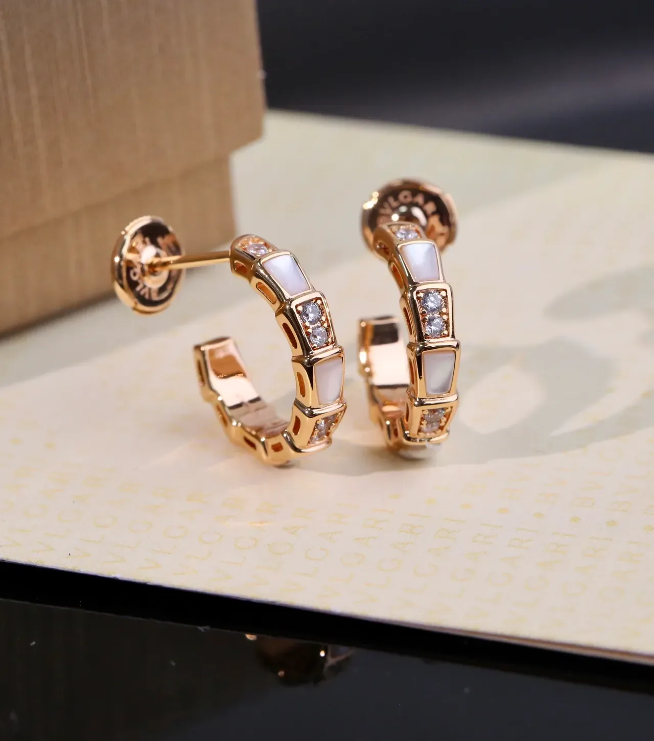 Bvlgari Boucles d'Oreilles Dorées Blanches Géométriques Segmentées à Inlay de Mère-de-Perle 6