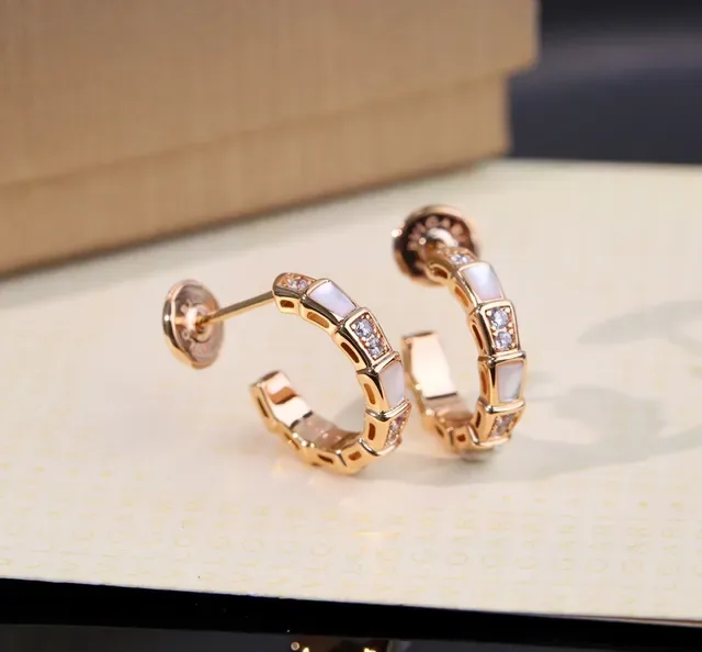 Bvlgari Boucles d'Oreilles Dorées Blanches Géométriques Segmentées à Inlay de Mère-de-Perle 7