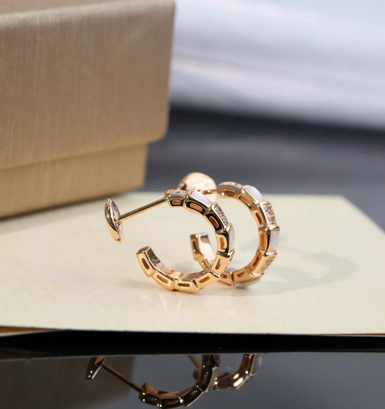 Bvlgari Boucles d'Oreilles Dorées Blanches Géométriques Segmentées à Inlay de Mère-de-Perle 8