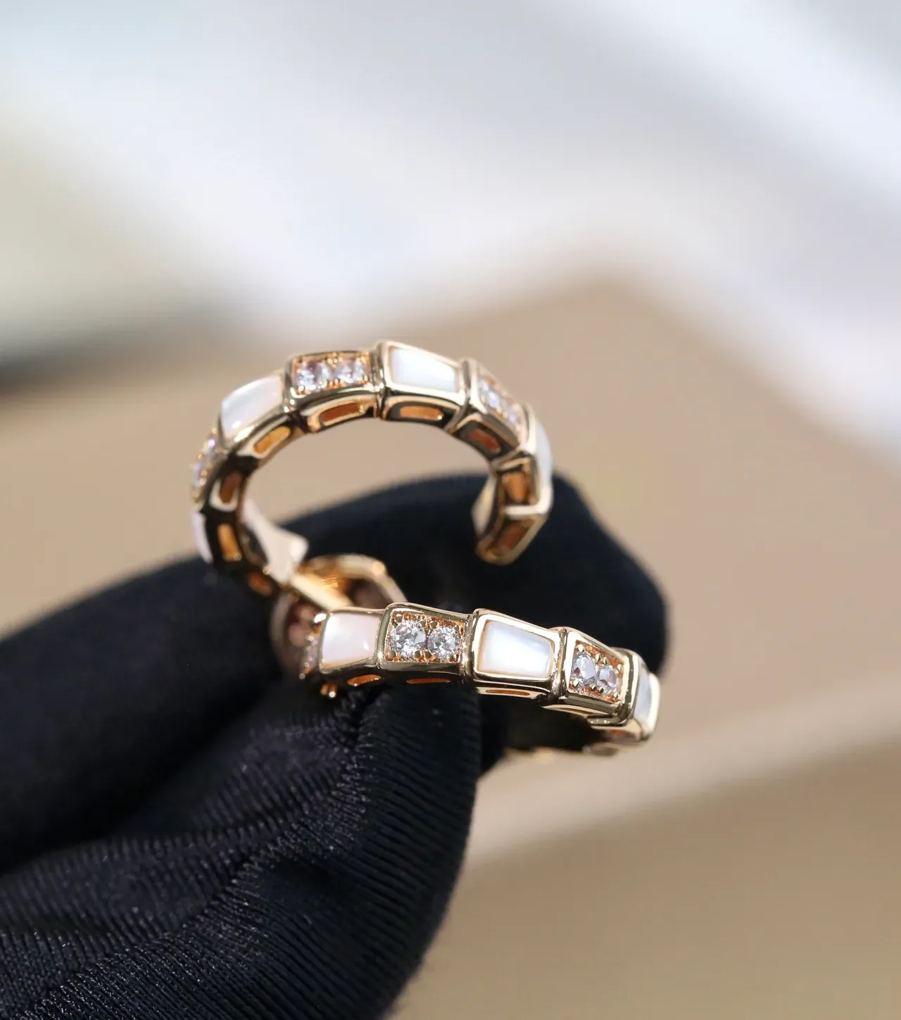 Bvlgari Boucles d'Oreilles Dorées Blanches Géométriques Segmentées à Inlay de Mère-de-Perle 9