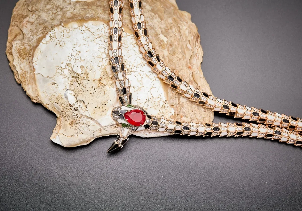 Collier Bvlgari Serpenti Serpent Enroulé Œil Rouge Émail et Diamant 3