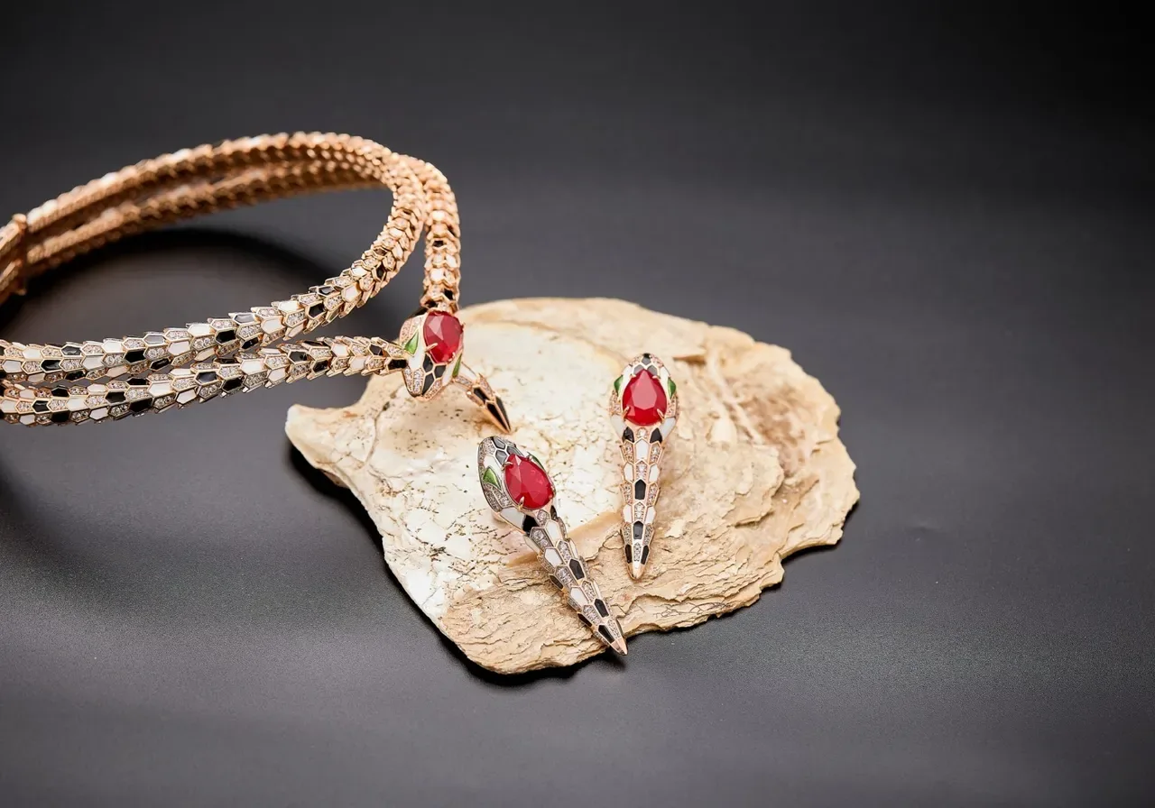 Collier Bvlgari Serpenti Serpent Enroulé Œil Rouge Émail et Diamant 4