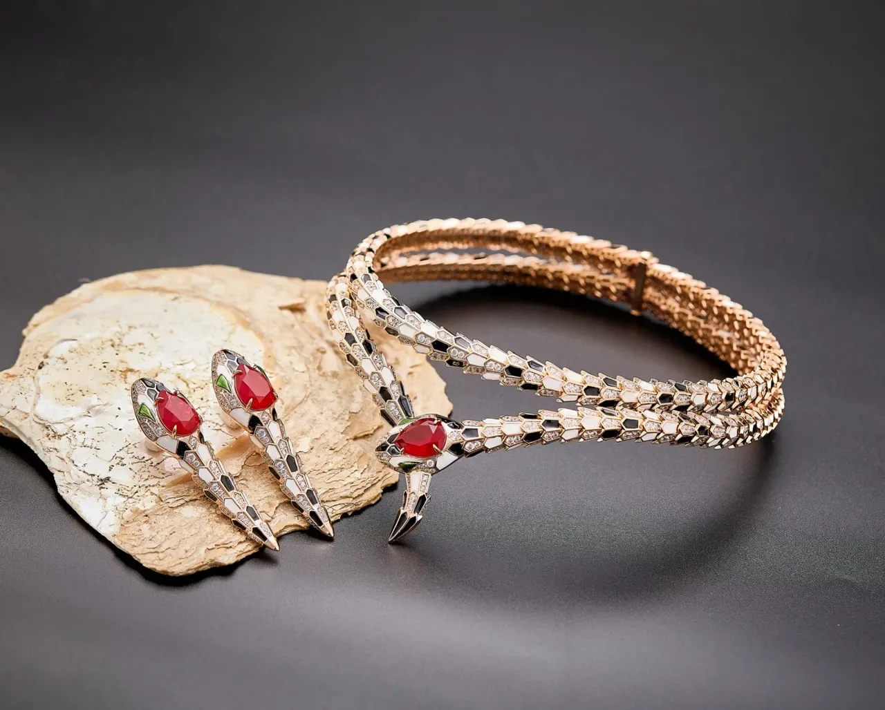 Collier Bvlgari Serpenti Serpent Enroulé Œil Rouge Émail et Diamant 5