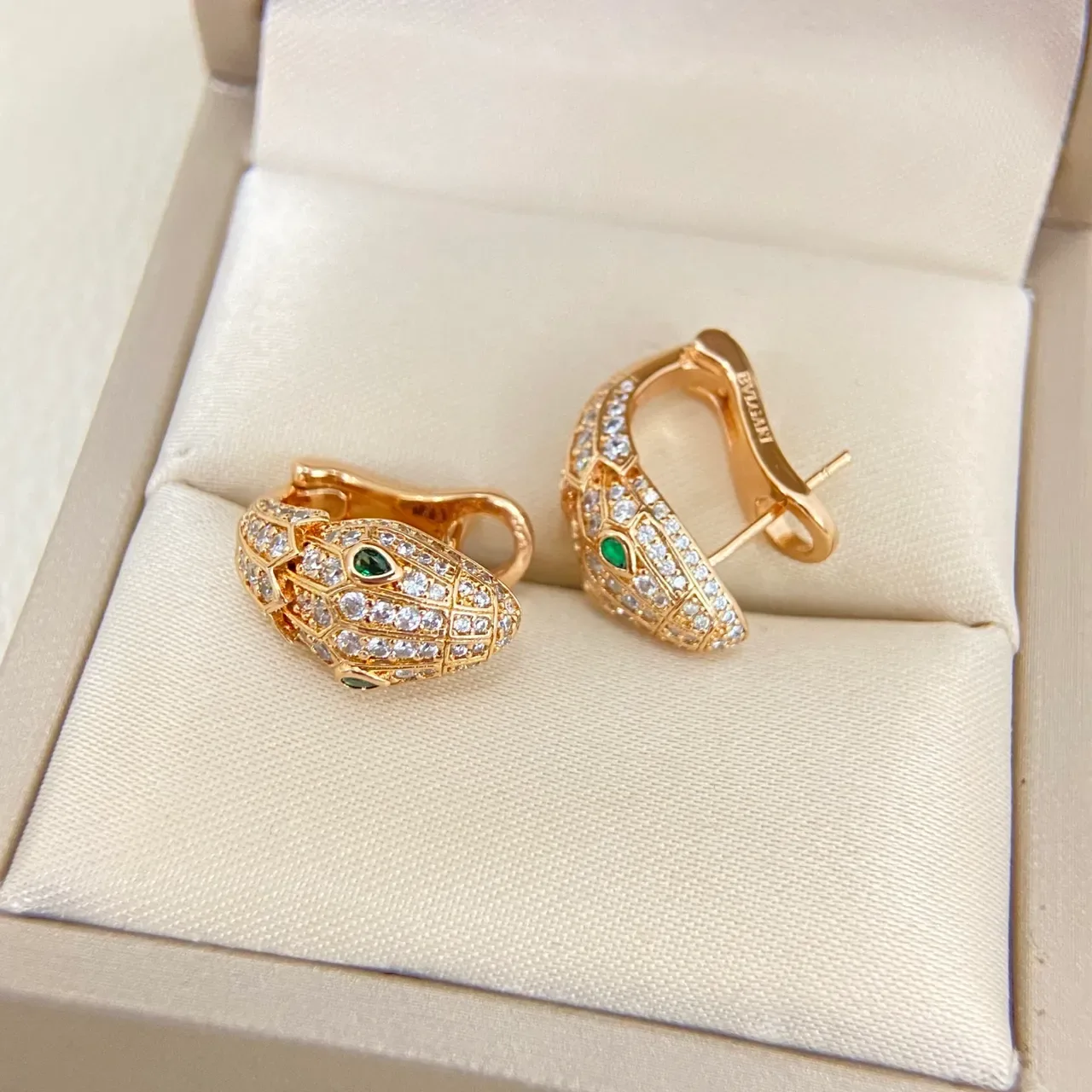 Bvlgari Serpenti Boucles d'oreilles tête de serpent Pavé Crystal yeux d'émeraude 5