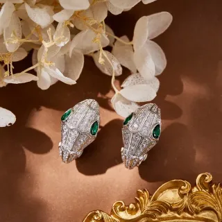 Bvlgari Serpenti पेव डायमंड और इमरल्ड स्नेक हेड ईयररिंग्स