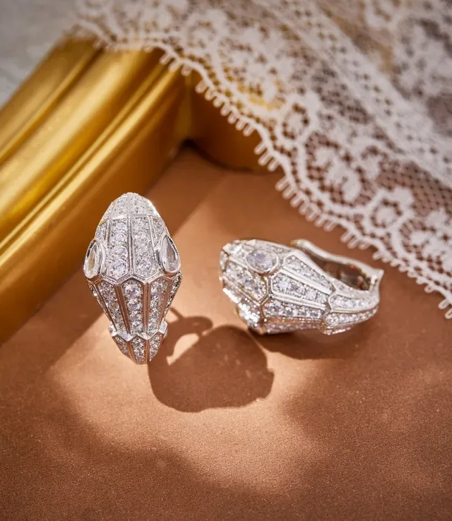 Bvlgari Serpenti Boucles d'oreilles tête de serpent pavée de diamants et émeraudes 2