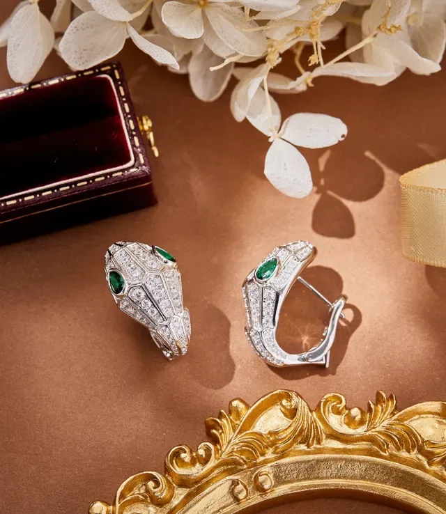 Bvlgari Serpenti Boucles d'oreilles tête de serpent pavée de diamants et émeraudes 3