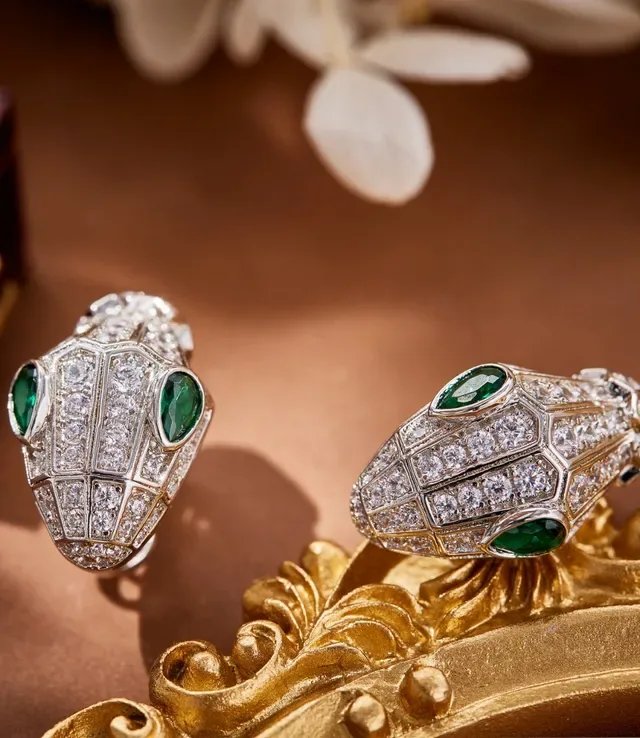 Bvlgari Serpenti Boucles d'oreilles tête de serpent pavée de diamants et émeraudes 5