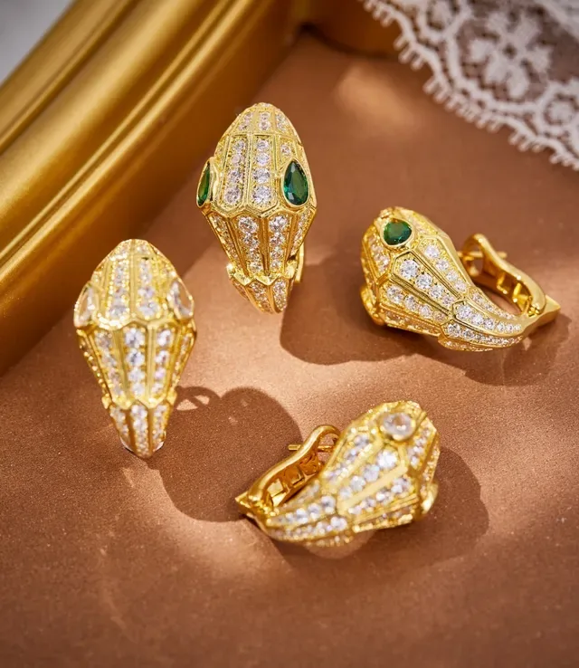 Bvlgari Serpenti Boucles d'oreilles tête de serpent pavée de diamants et émeraudes 6