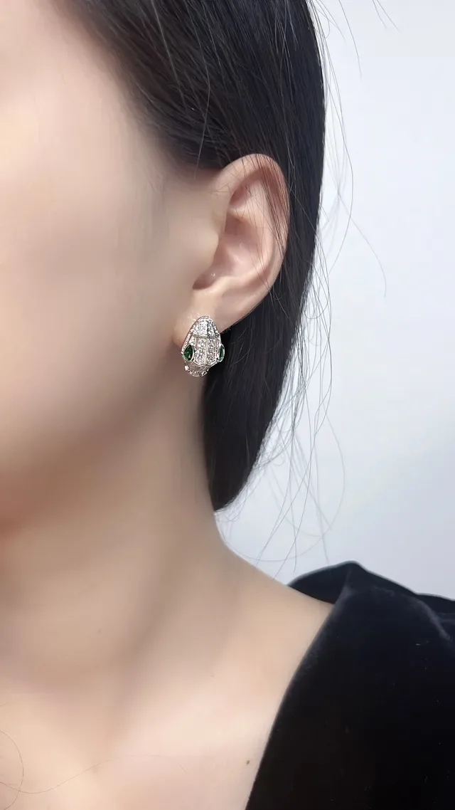 Bvlgari Serpenti Boucles d'oreilles tête de serpent pavée de diamants et émeraudes 8