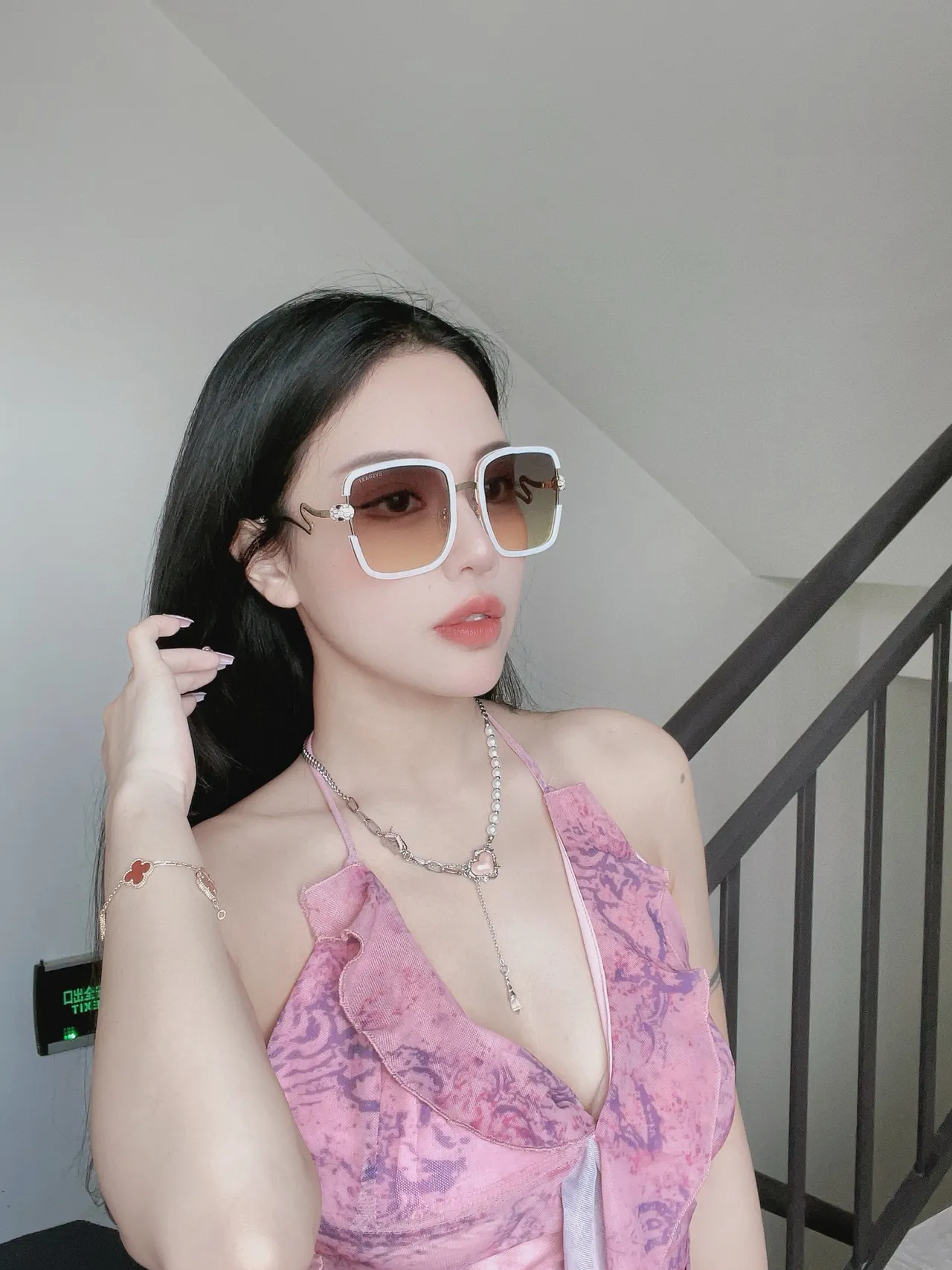 Bvlgari Serpenti Lunettes de Soleil Carrées Noires et Or 2
