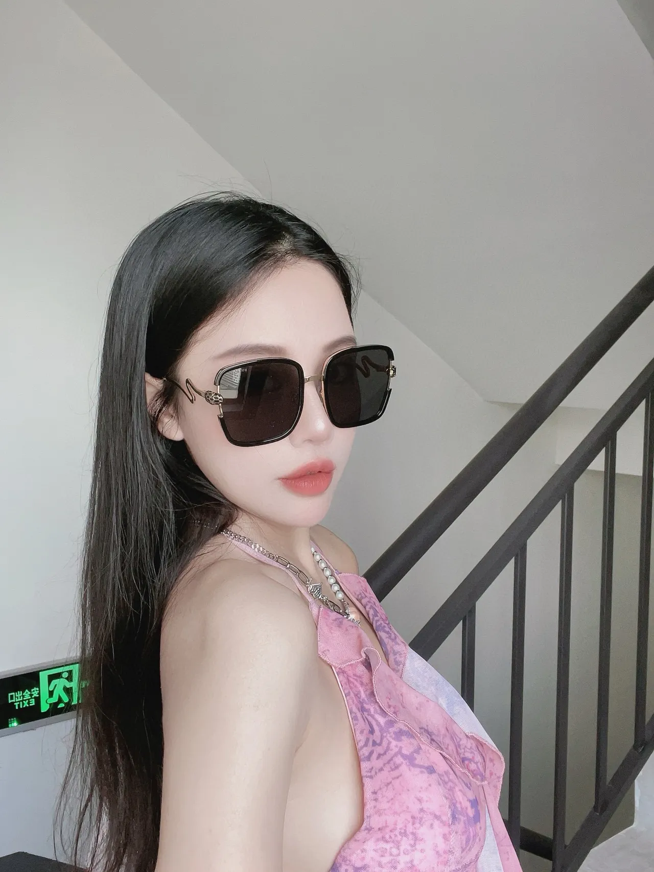 Bvlgari Serpenti Lunettes de Soleil Carrées Noires et Or 3