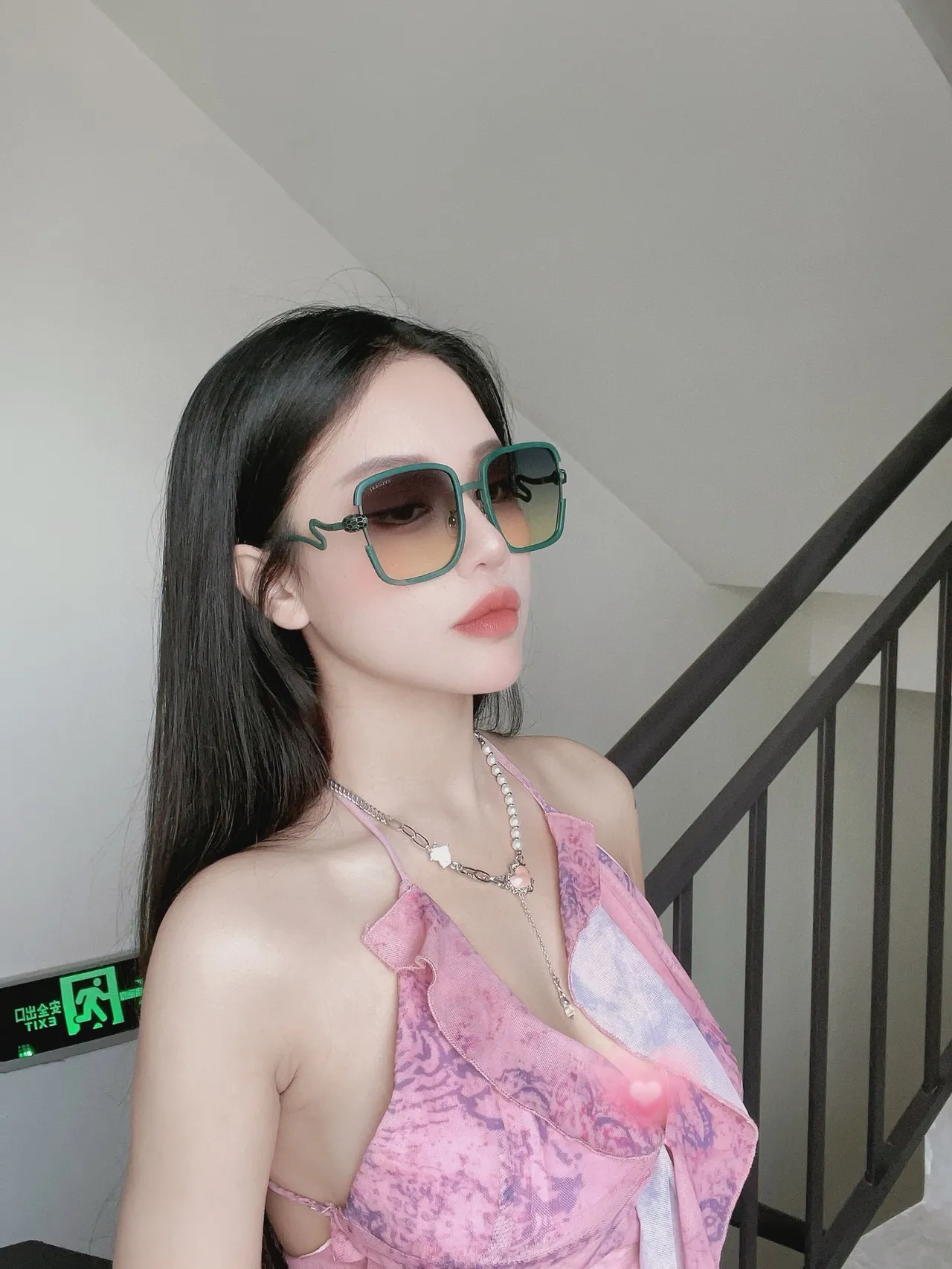 Bvlgari Serpenti Lunettes de Soleil Carrées Noires et Or 7